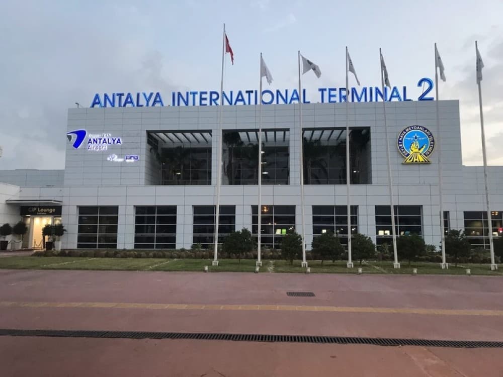 What airport is near Lara Beach?