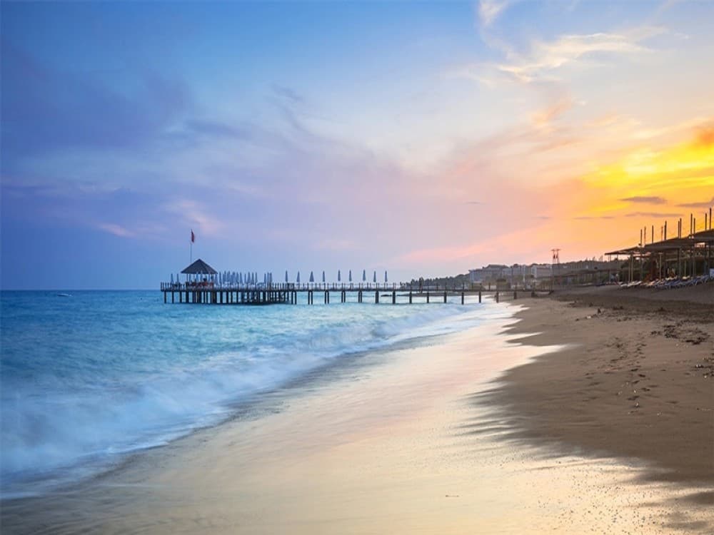 What is the hottest month in Manavgat?