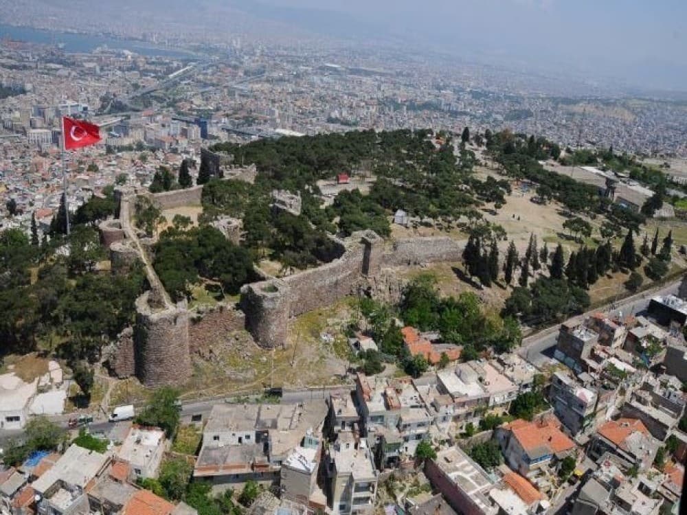 Why do people go to Izmir?