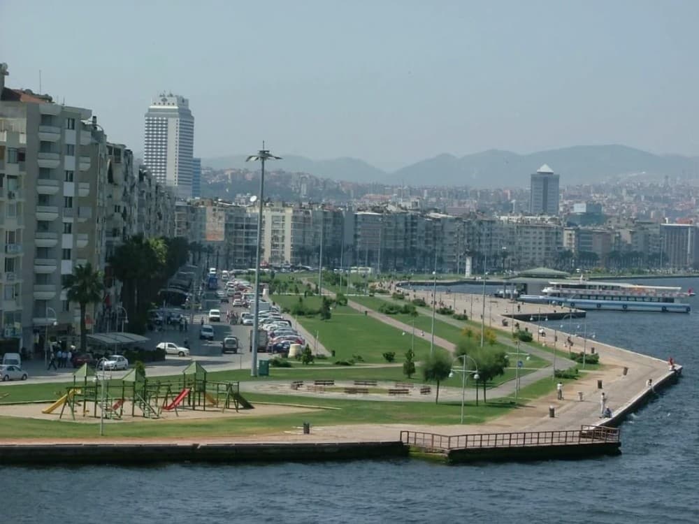 What is the best street in Izmir?