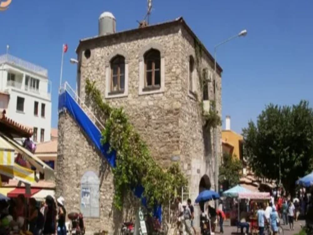 When is the best time to go swimming in Kusadasi?