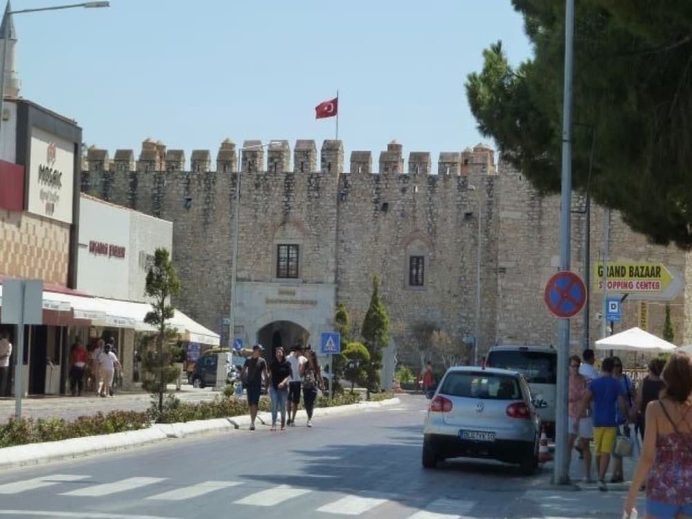 When is the best time to go swimming in Kusadasi?