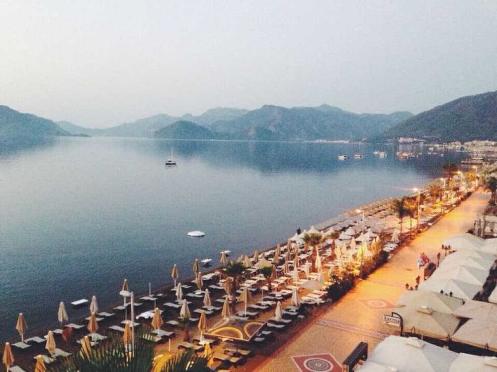 Does Icmeler have sandy beaches?