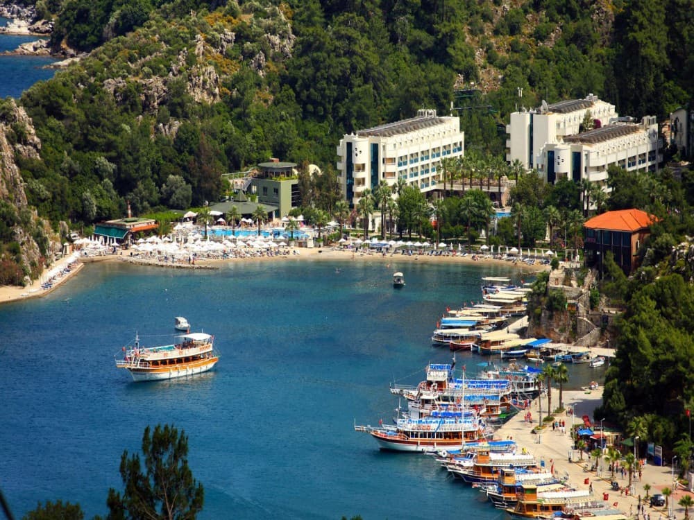 How many people live in Turunc?