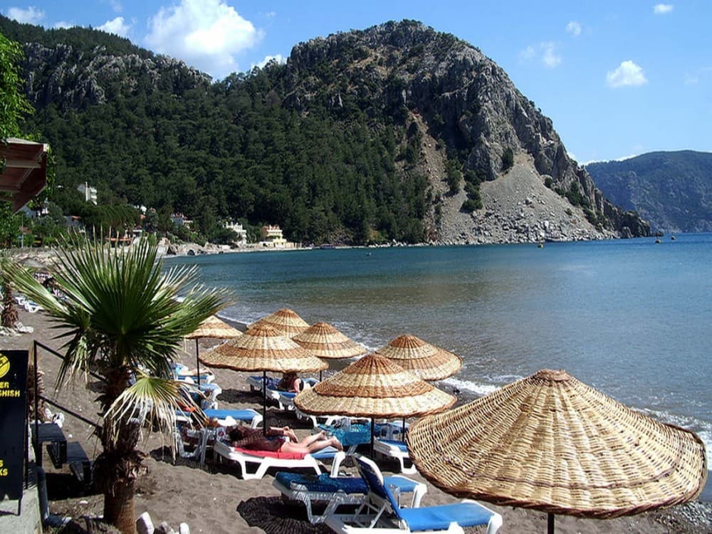 Does Turunc have sandy beaches?