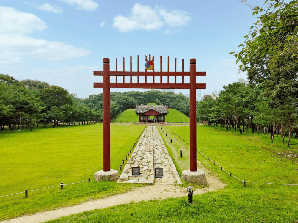 Gyeongju: Royal Tomb of Queen Seondeok | ®ExcursionMania