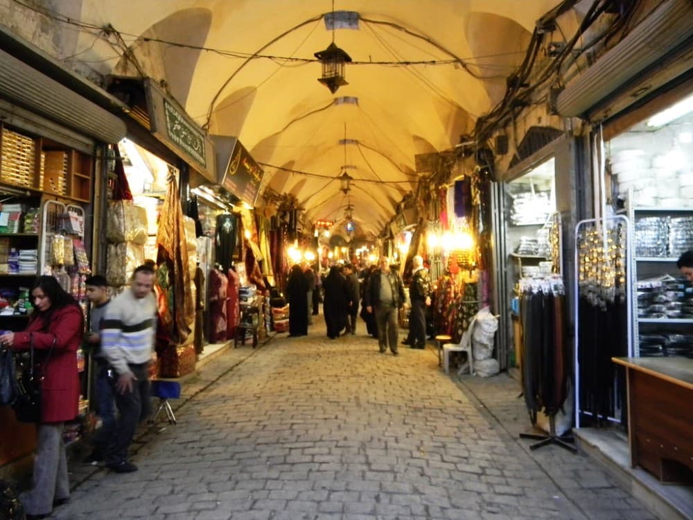 Shopping in Medina: Where to Find Unique Souvenirs and Local Crafts