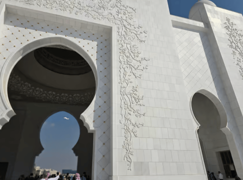 Dubai: Abu Dhabi Day-Trip Grand Mosque, Royal Palace & Lunch | ®ExcursionMania