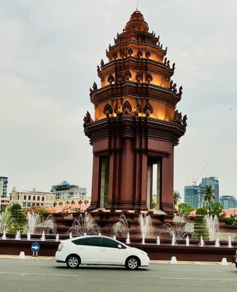 Phnom Penh: 9 Exciting Spots Evening Tuk-Tuk Tour | ®ExcursionMania