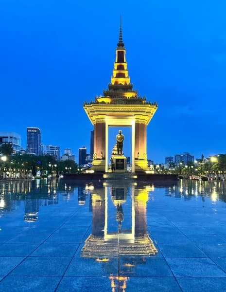 Phnom Penh: 9 Exciting Spots Evening Tuk-Tuk Tour | ®ExcursionMania