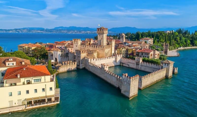 Milan: Verona Day Tour with a Lake Garda Cruise to Sirmione | ®ExcursionMania - Image 1