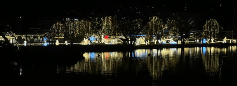 Prague: Sightseeing Dinner Cruise on Open-Top Glass Boat | ®ExcursionMania