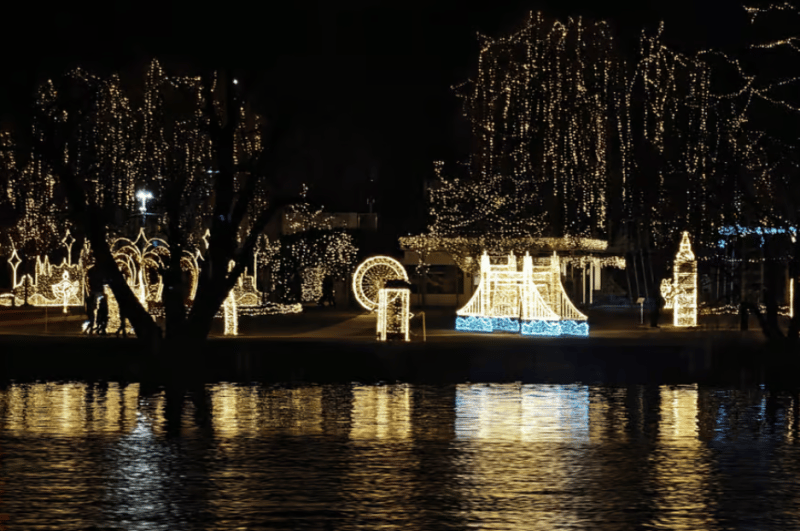 Prague: Sightseeing Dinner Cruise on Open-Top Glass Boat | ®ExcursionMania