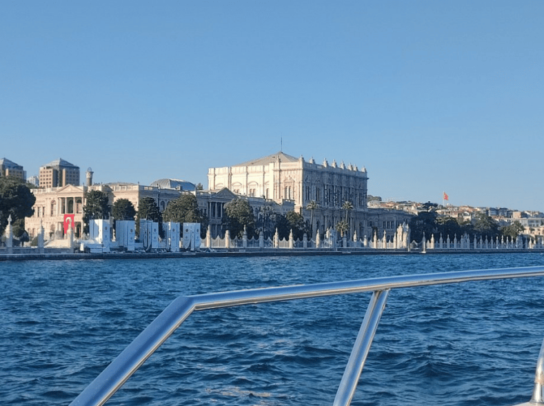 Istanbul: Bosphorus Sunset Yacht Cruise with Transfers | ®ExcursionMania