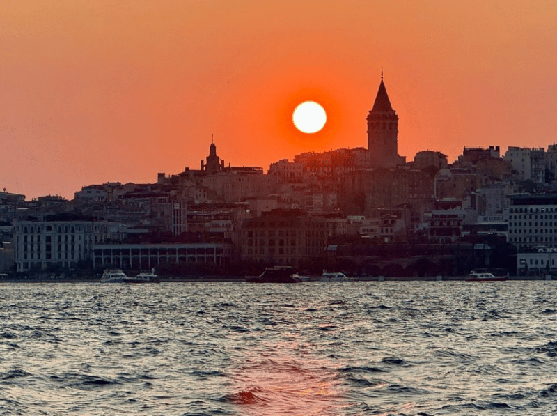 Istanbul: Bosphorus Sunset Yacht Cruise with Transfers | ®ExcursionMania