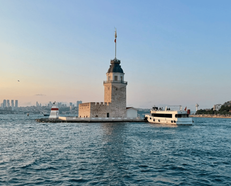 Istanbul: Bosphorus Sunset Yacht Cruise with Transfers | ®ExcursionMania