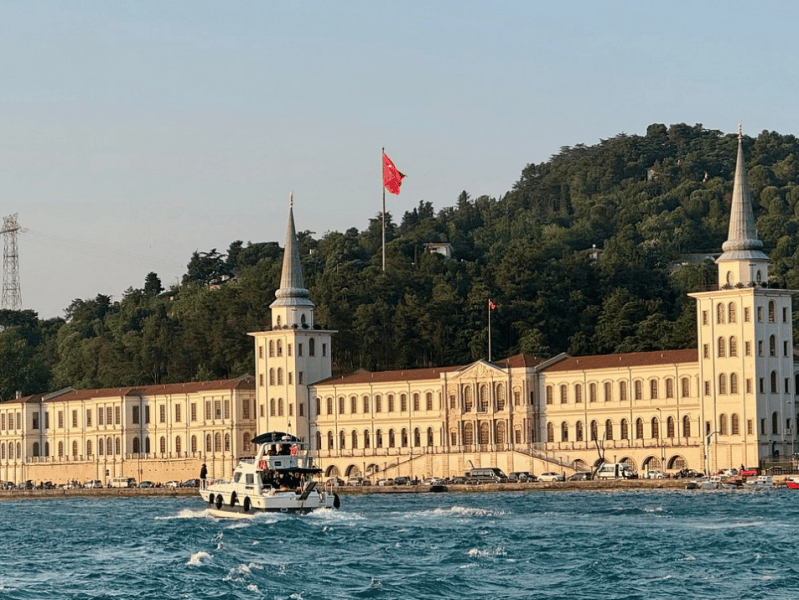 Istanbul: Bosphorus Sunset Yacht Cruise with Transfers | ®ExcursionMania