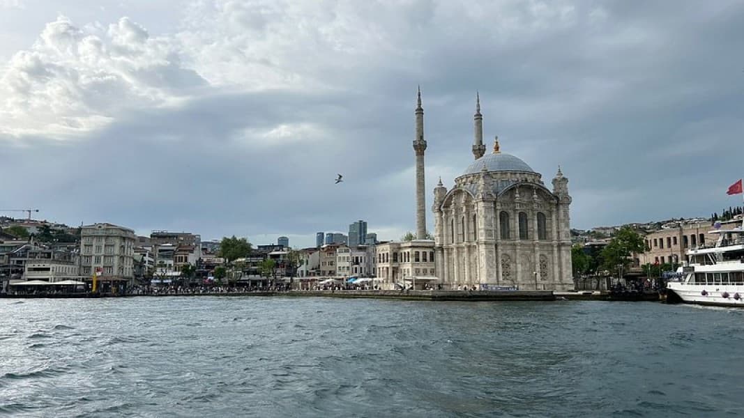 Istanbul: Dolmabahçe Palace Tour and Sunset Yacht Cruise | ®ExcursionMania