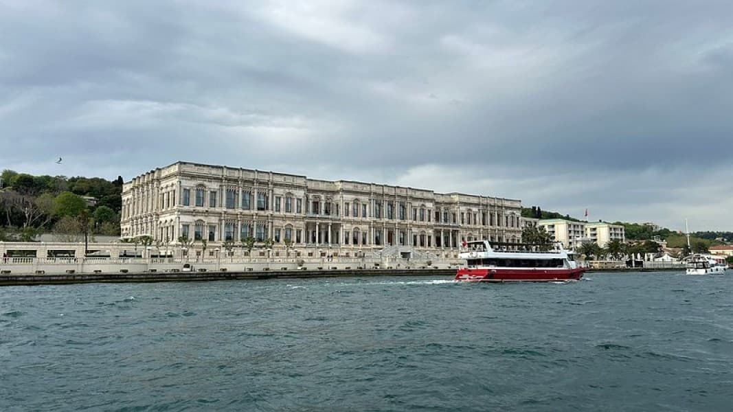 Istanbul: Dolmabahçe Palace Tour and Sunset Yacht Cruise | ®ExcursionMania
