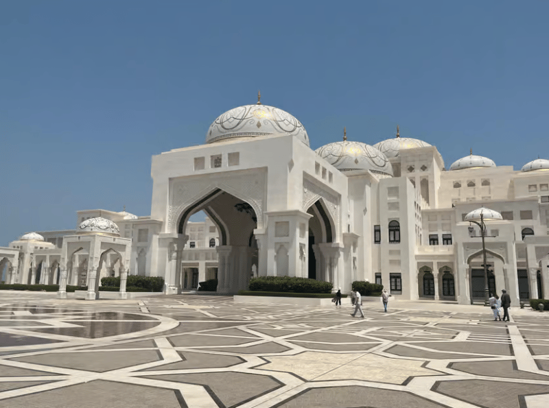 From Abu Dhabi: Grand Mosque Royal Palace and Etihad Tower | ®ExcursionMania