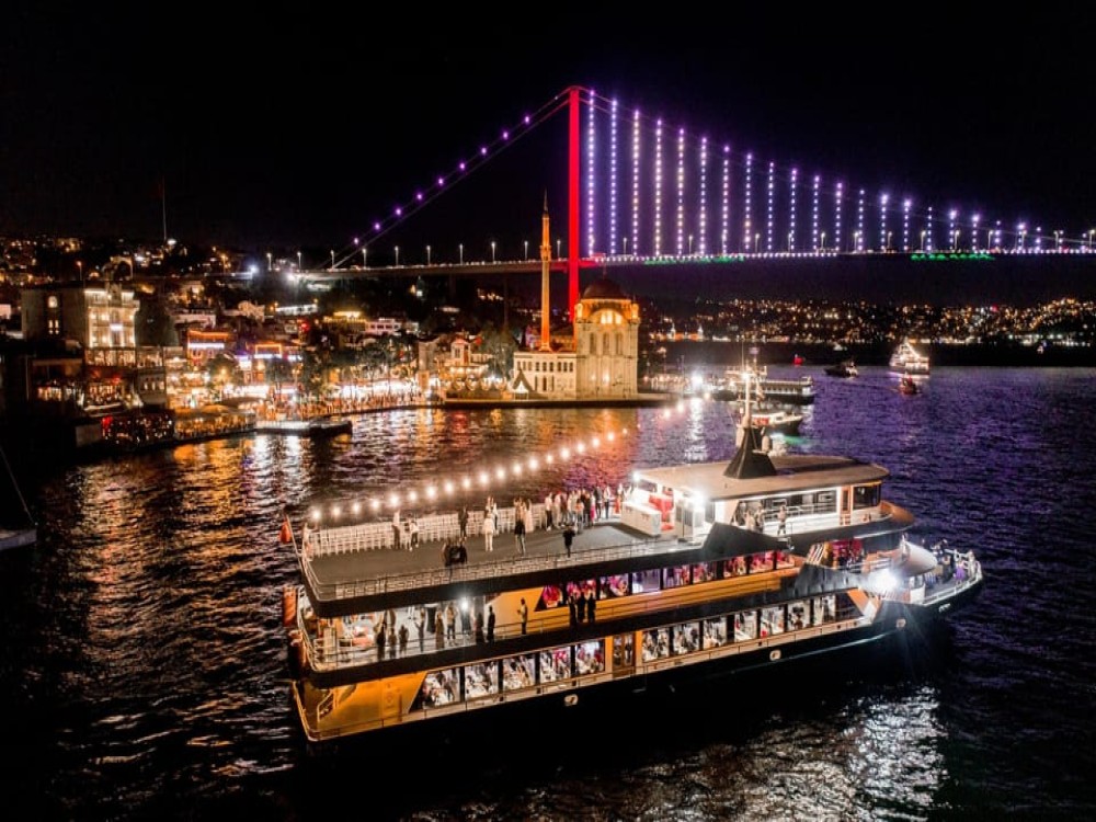 Istanbul: Bosphorus Dinner Cruise with Turkish Night Show