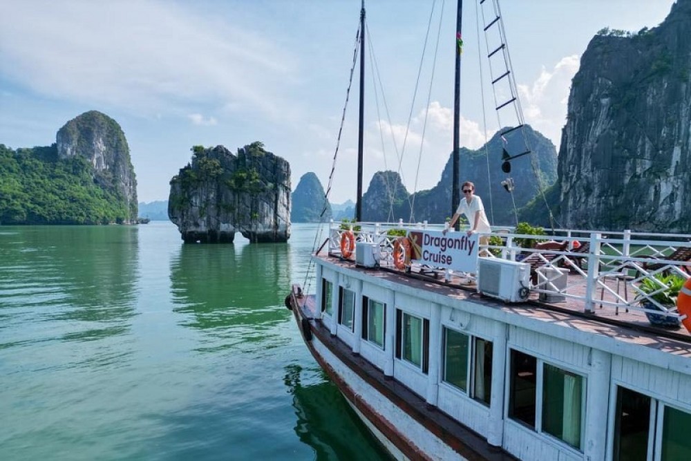 Halong Join-in 4 Hours Cruising Cave visit, Kayak and Seafood Lunch