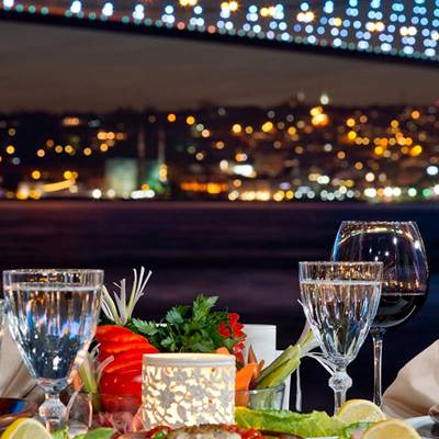 Bootsfahrt mit Abendessen auf dem Bosporus (VIP-Tischplätze)